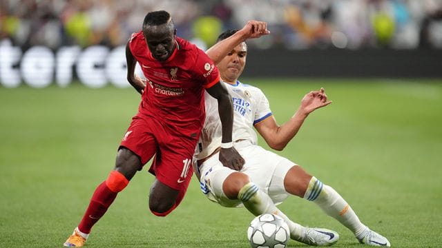 Wird mit dem FC Bayern in Verbindung gebracht: Sadio Mané (l) vom FC Liverpool. Wird mit dem FC Bayern in Verbindung gebracht: Sadio Mané (l) vom FC Liverpool.