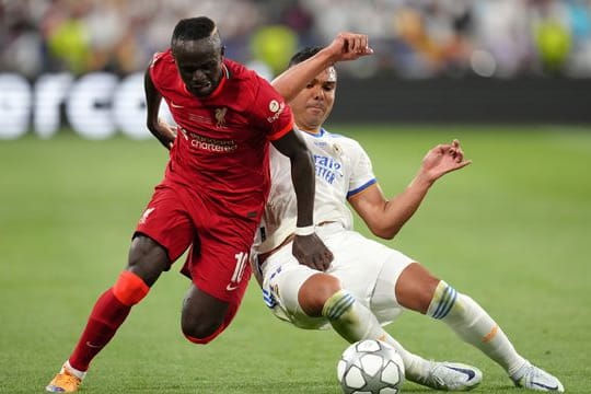 Wird mit dem FC Bayern in Verbindung gebracht: Sadio Mané (l) vom FC Liverpool.