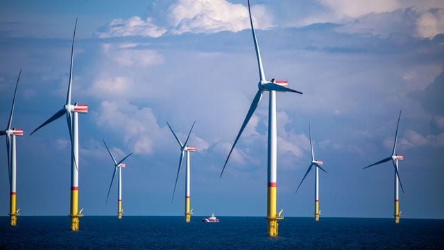 Windräder stehen zwischen den Inseln Rügen und Bornholm in der Ostsee.