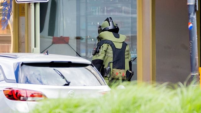 Ein Sprengstoffexperte durchsucht nach dem tödlichen Vorfall die Umgebung des Tatorts. Ein Sprengstoffexperte durchsucht nach dem tödlichen Vorfall die Umgebung des Tatorts.