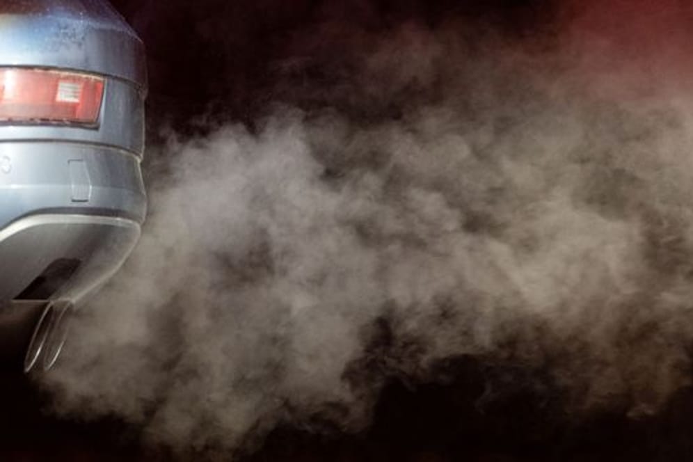 Abgase kommen aus dem Auspuff eines Autos: Die Abgaswerte der in Deutschland gemeldeten Autos haben sich in den letzten Jahren verbessert.