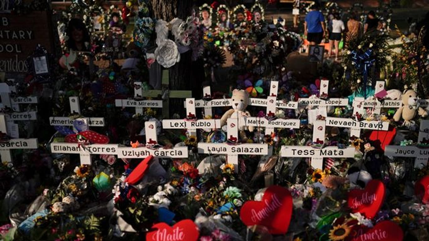 Kreuze mit den Namen der Opfer sowie Blumen, Luftballons und Plüschtiere bilden eine Gedenkstätte zu Ehren der Opfer nach einem Schulmassaker an einer Grundschule in Uvalde.