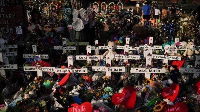 Kreuze mit den Namen der Opfer sowie Blumen, Luftballons und Plüschtiere bilden eine Gedenkstätte zu Ehren der Opfer nach einem Schulmassaker an einer Grundschule in Uvalde. Kreuze mit den Namen der Opfer sowie Blumen, Luftballons und Plüschtiere bilden eine Gedenkstätte zu Ehren der Opfer nach einem Schulmassaker an einer Grundschule in Uvalde.