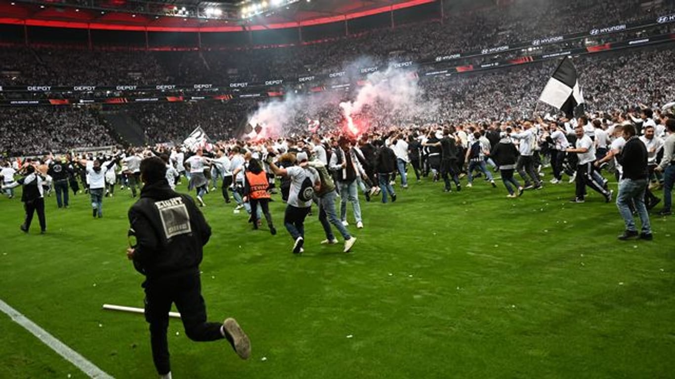 Der Platzsturm der eigenen Fans nach dem Sieg gegen West Ham United kommt Eintracht Frankfurt teuer zu stehen.