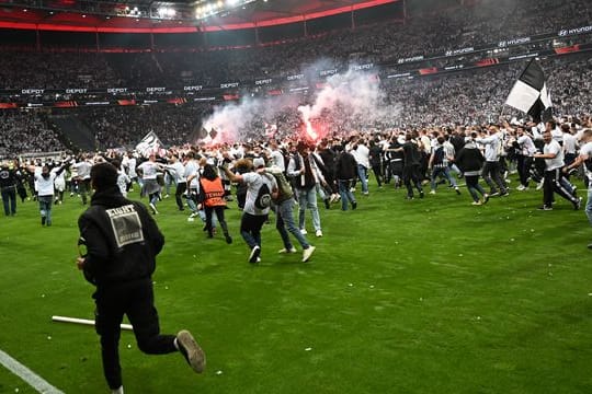 Der Platzsturm der eigenen Fans nach dem Sieg gegen West Ham United kommt Eintracht Frankfurt teuer zu stehen.