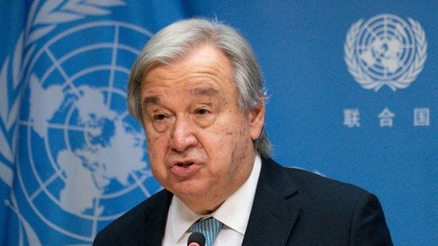 Antonio Guterres, Generalsekretär der Vereinten Nationen, spricht während einer Pressekonferenz zur Vorstellung des zweiten Berichts der Global Crisis Response Group über die Auswirkungen des Krieges in der Ukraine auf den Nahrungsmittel-, Brennstoff- und Finanzsektor im Hauptquartier der Vereinten Nationen.