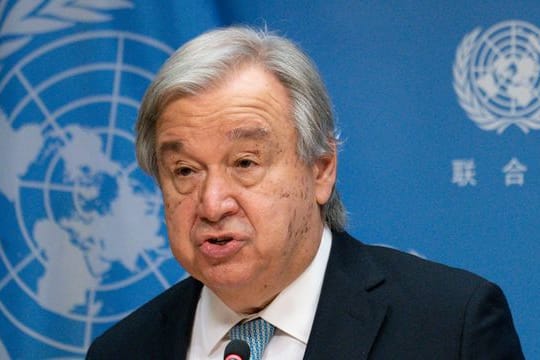 Antonio Guterres, Generalsekretär der Vereinten Nationen, spricht während einer Pressekonferenz zur Vorstellung des zweiten Berichts der Global Crisis Response Group über die Auswirkungen des Krieges in der Ukraine auf den Nahrungsmittel-, Brennstoff- und Finanzsektor im Hauptquartier der Vereinten Nationen.