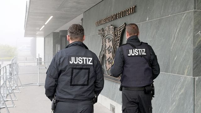 Sollen sie versucht haben, in den Bürgerkrieg im Jemen einzugreifen, um viel Geld zu verdienen? Zwei deutsche Ex-Soldaten stehen nun vor Gericht. Sollen sie versucht haben, in den Bürgerkrieg im Jemen einzugreifen, um viel Geld zu verdienen? Zwei deutsche Ex-Soldaten stehen nun vor Gericht.