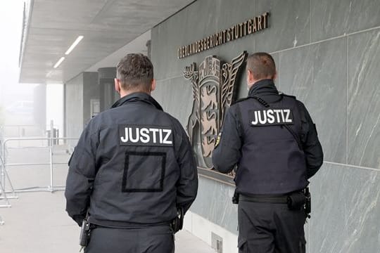 Sollen sie versucht haben, in den Bürgerkrieg im Jemen einzugreifen, um viel Geld zu verdienen? Zwei deutsche Ex-Soldaten stehen nun vor Gericht.