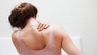 Schmerzen in der Schulter (Symbolbild): Ein eingeklemmter Nerv kann die Beweglichkeit erheblich einschränken.