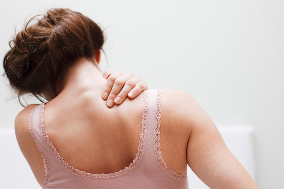 Schmerzen in der Schulter (Symbolbild): Ein eingeklemmter Nerv kann die Beweglichkeit erheblich einschränken.