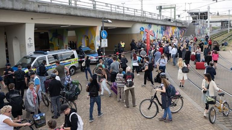 Die Polizei sichert am Donnerstag den Zugang zum Hauptbahnhof in Halle/Saale.