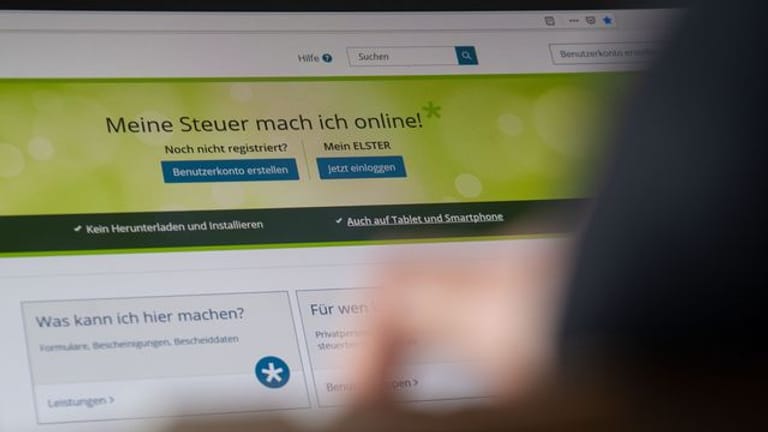 Eine Frau bedient das Onlineportal der deutschen Steuerverwaltungen: Elster war am Sonntagabend überlastet.