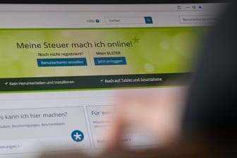 Eine Frau bedient das Onlineportal der deutschen Steuerverwaltungen: Elster war am Sonntagabend überlastet.