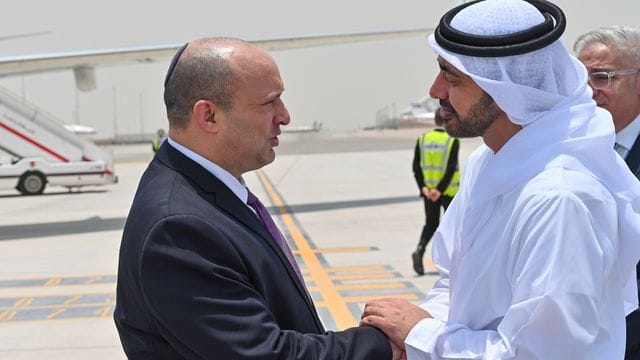 Naftali Bennett (l), Premierminister von Israel, wird von Scheich Abdullah bin Sajid, Außenminister der Vereinigten Arabischen Emirate, zu einem offiziellen Besuch empfangen.