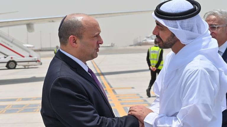 Naftali Bennett (l), Premierminister von Israel, wird von Scheich Abdullah bin Sajid, Außenminister der Vereinigten Arabischen Emirate, zu einem offiziellen Besuch empfangen.