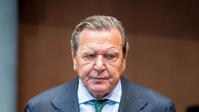 Nach dem russischen Angriffskrieg gegen die Ukraine hat der Druck auf Gerhard Schröder zugenommen. Nach dem russischen Angriffskrieg gegen die Ukraine hat der Druck auf Gerhard Schröder zugenommen.