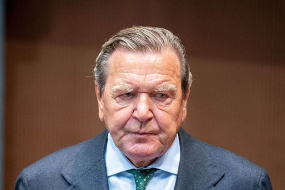 Nach dem russischen Angriffskrieg gegen die Ukraine hat der Druck auf Gerhard Schröder zugenommen.