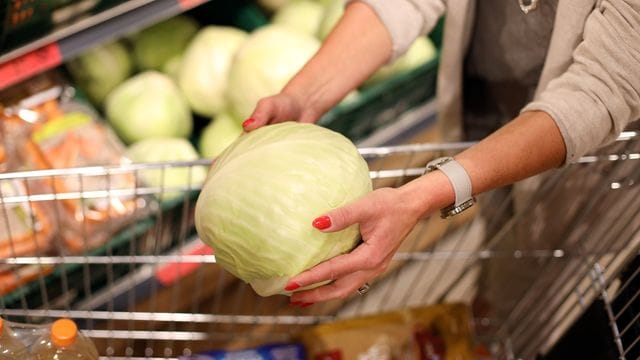 Wird Salat billiger? Das Umweltbundesamt will Obst und Gemüse von der Mehrwertsteuer befreien.