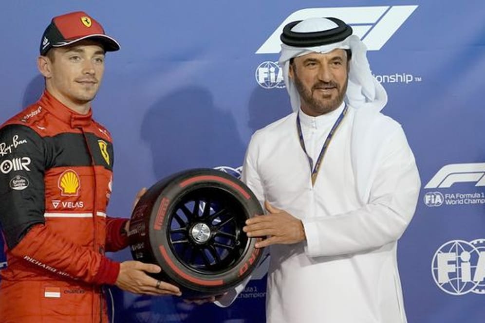 FIA-Boss Mohammed Ahmed bin Sulayem (r) mit Ferrari-Pilot Charles Leclerc.