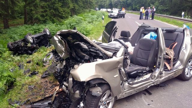 Zwei vollkommen zerstörte Autos liegen nach dem Unfall am Rand der Landstraße L12 zwischen Roetgen und Simmerath in der Eifel. Zwei vollkommen zerstörte Autos liegen nach dem Unfall am Rand der Landstraße L12 zwischen Roetgen und Simmerath in der Eifel.