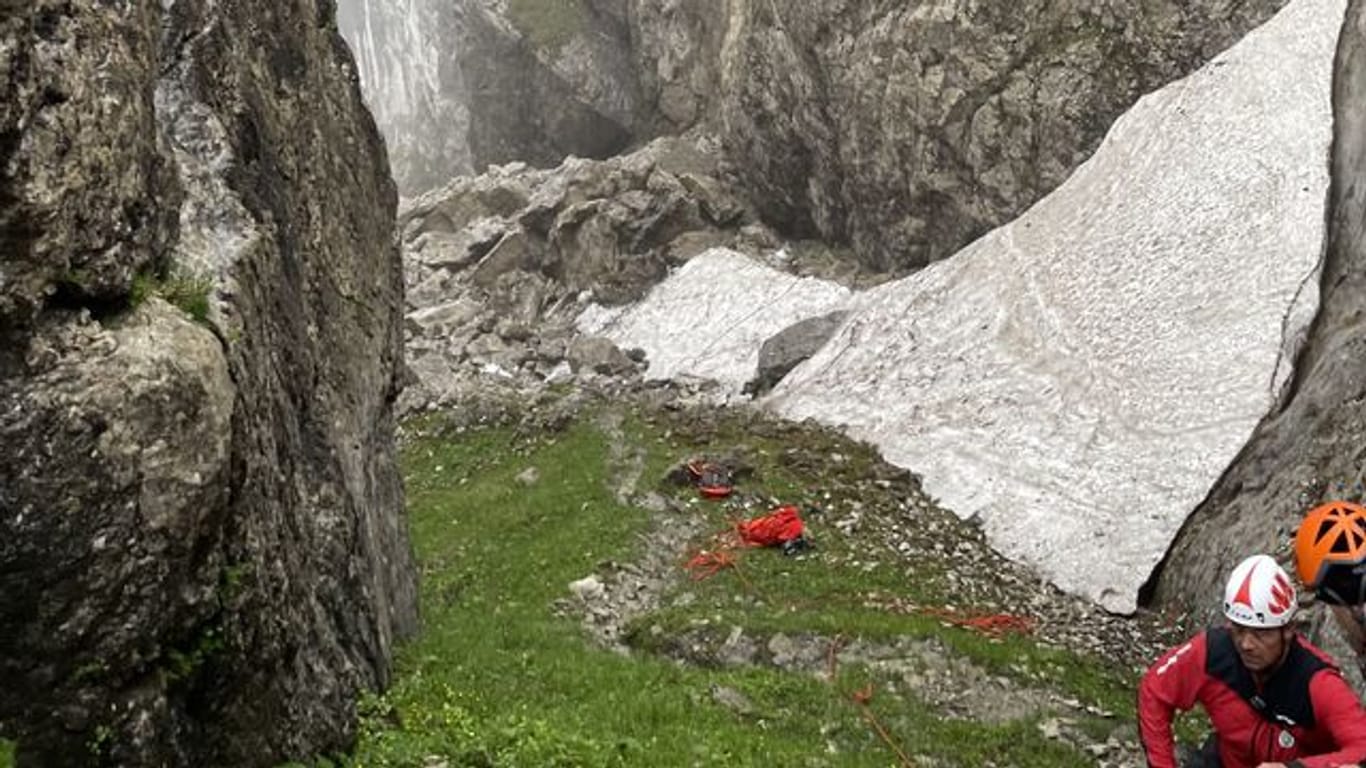 Rettungskräfte in der Nähe des Spripsenjochs im Tiroler Kaisergebirge in einem Berghang, in dem es zu dem Felssturz kam.