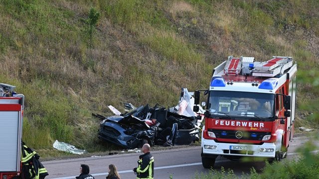Einsatzkräfte der Feuerwehr an der Unfallstelle auf der Autobahn 14 bei Halle. Einsatzkräfte der Feuerwehr an der Unfallstelle auf der Autobahn 14 bei Halle.