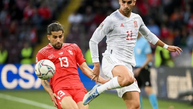Ricardo Rodriguez (l) hatte mit der Schweiz gegen Ferran Torres und Spanien das Nachsehen. Ricardo Rodriguez (l) hatte mit der Schweiz gegen Ferran Torres und Spanien das Nachsehen.