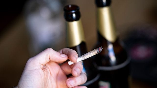 Cannabis legalisieren? Legale Drogen ab 18? Immer lauter wird der Ruf nach einer neuen Debatte. Cannabis legalisieren? Legale Drogen ab 18? Immer lauter wird der Ruf nach einer neuen Debatte.