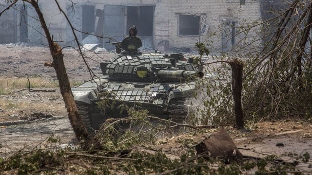 Ein ukrainischer Panzer fährt durch die heftig umkämpfte Stadt Sjewjerodonezk in der Ostukraine.