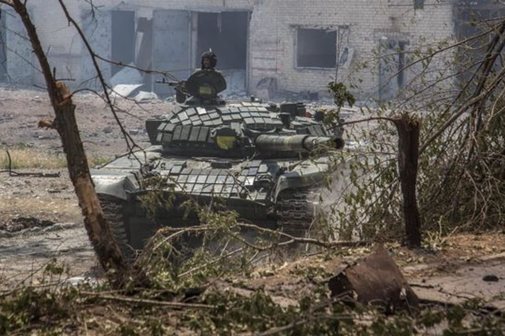 Ein ukrainischer Panzer fährt durch die heftig umkämpfte Stadt Sjewjerodonezk in der Ostukraine.