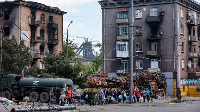 Einheimische versammeln sich in Mariupol, um Trinkwasser zu erhalten.