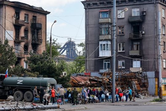 Einheimische versammeln sich in Mariupol, um Trinkwasser zu erhalten.