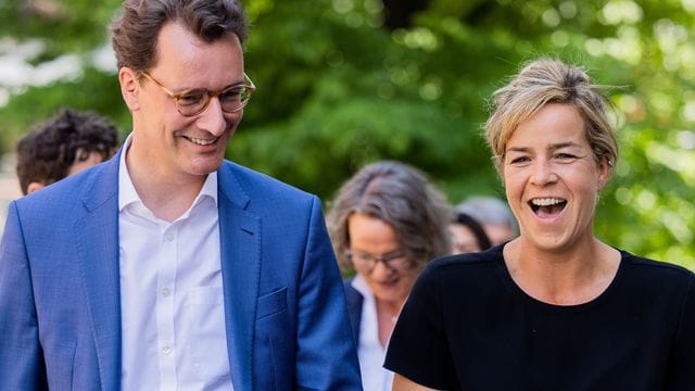 CDU und Grüne in Nordrhein-Westfalen wollen ihren Koalitionsvertrag Ende Juni absegnen lassen. CDU und Grüne in Nordrhein-Westfalen wollen ihren Koalitionsvertrag Ende Juni absegnen lassen.