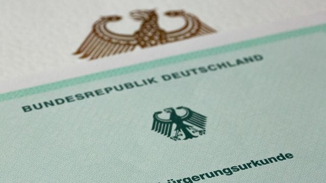 Die Zahl der Einbürgerungen ist im vergangenen Jahr in Deutschland deutlich gestiegen. Die Zahl der Einbürgerungen ist im vergangenen Jahr in Deutschland deutlich gestiegen.