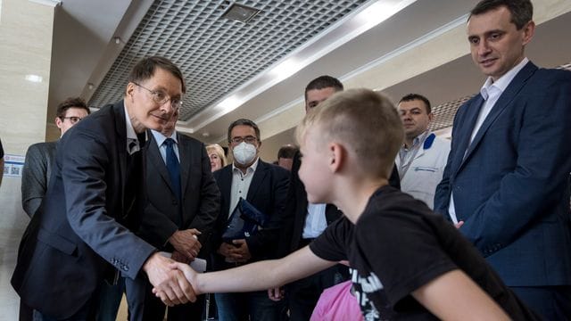 Bundesgesundheitsminster Karl Lauterbach (l) beim Klinikbesuch in Lwiw.