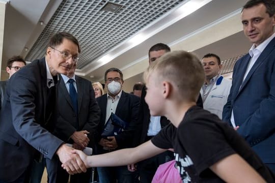 Bundesgesundheitsminster Karl Lauterbach (l) beim Klinikbesuch in Lwiw.