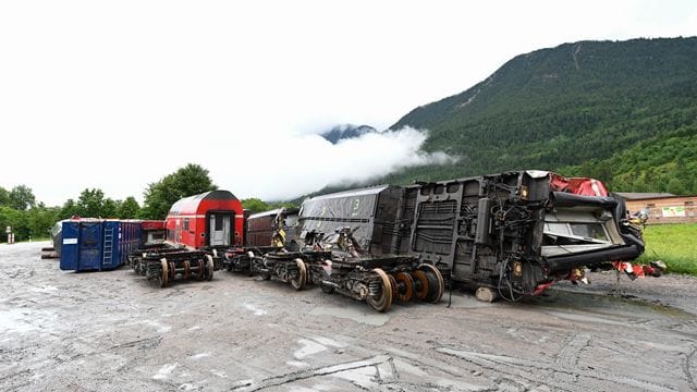 Die zerstörten Zugwagons und die Drehgestelle stehen in der Nähe der Unglücksstelle auf einem Betriebshof in Garmisch-Partenkirchen. Die zerstörten Zugwagons und die Drehgestelle stehen in der Nähe der Unglücksstelle auf einem Betriebshof in Garmisch-Partenkirchen.