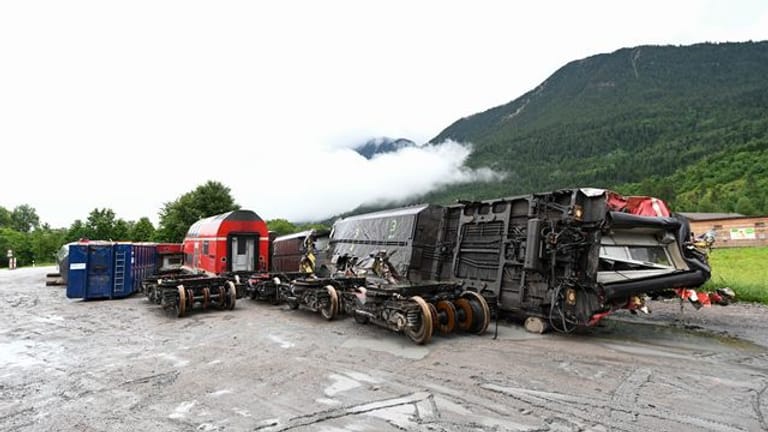 Die zerstörten Zugwagons und die Drehgestelle stehen in der Nähe der Unglücksstelle auf einem Betriebshof in Garmisch-Partenkirchen.