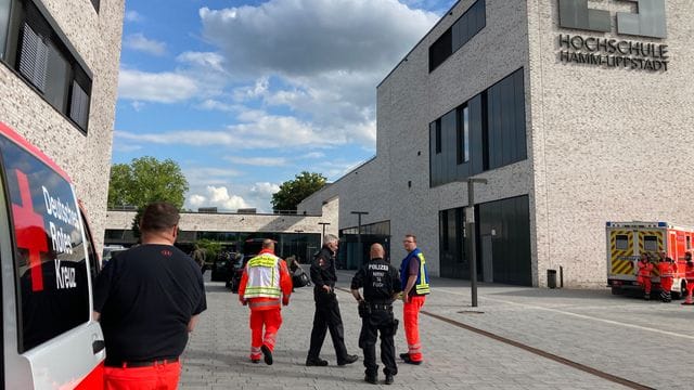 Einsatzkräfte der Polizei auf dem Gelände der Hochschule Hamm-Lippstadt.