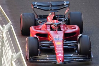 Der Monegasse Charles Leclerc ist im Ferrari-Boliden beim Training in Baku zur Tagesbestzeit gerast.