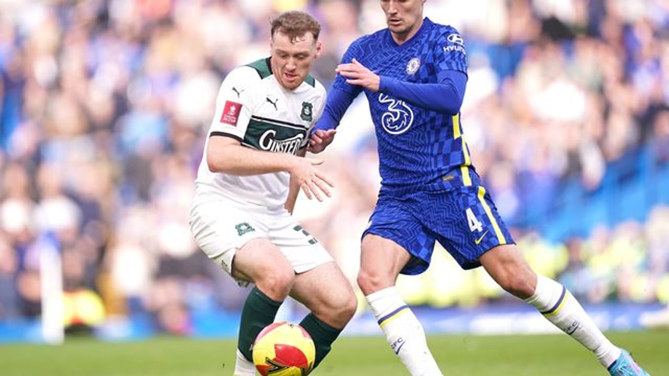 Chelseas Andreas Christensen geht gegen Plymouths Luke Jephcott energisch in den Zweikampf.
