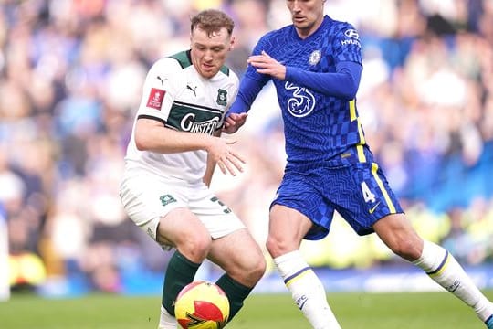 Chelseas Andreas Christensen geht gegen Plymouths Luke Jephcott energisch in den Zweikampf.