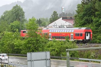 Die Lok und ein Wagon des verunglückten Zugs stehen an der Unglücksstelle auf dem Gleis.