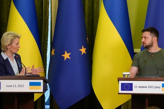 Eu-Kommissionspräsidentin Ursula von der Leyen spricht mit dem ukrainischen Präsidenten Wolodymyr Selenskyj über einen möglichen EU-Beitritt der Ukraine.