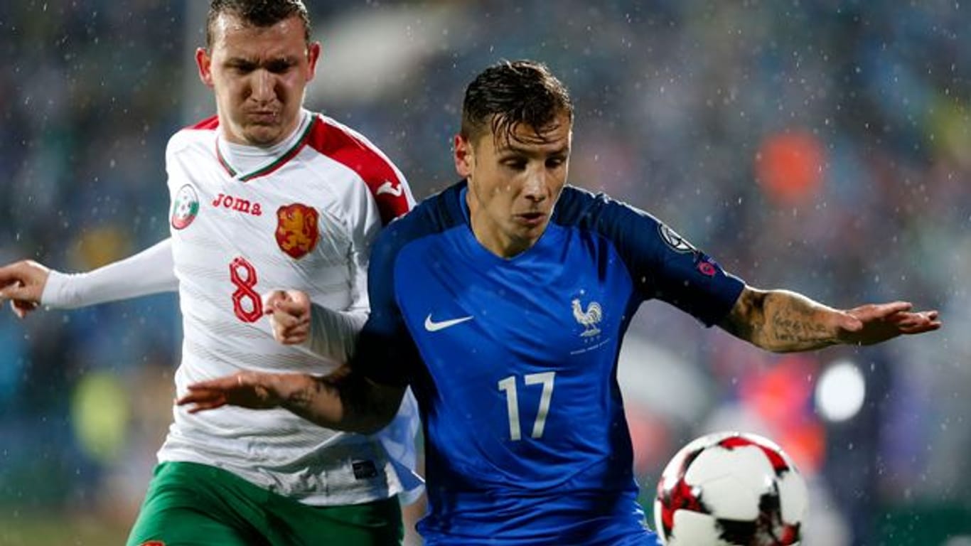 Der bulgarische Fußball-Nationalspieler Todor Nedelew (l) musste operiert werden.