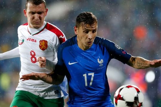 Der bulgarische Fußball-Nationalspieler Todor Nedelew (l) musste operiert werden.