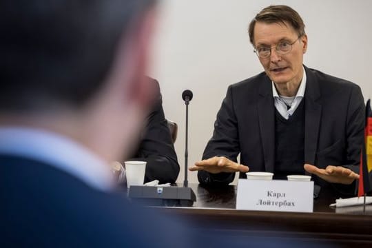 Der Fahrstuhl sackte "ruckartig 1 Meter" ab, berichtet Gesundheitsminister Karl Lauterbach.