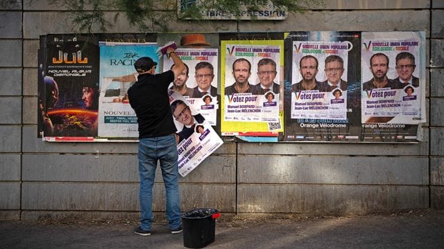 Wahlplakete für die Parlamentswahl in Frankreich.