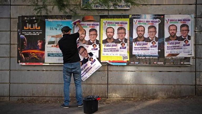 Wahlplakete für die Parlamentswahl in Frankreich.
